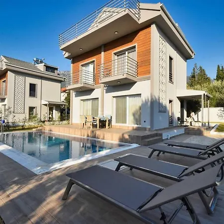 ölüdeniz'e Yakın 3 Yatak Odalı Villa *