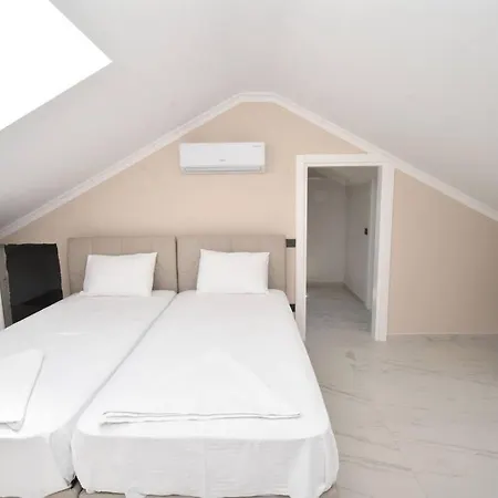 ölüdeniz'e Yakın 3 Yatak Odalı Villa *